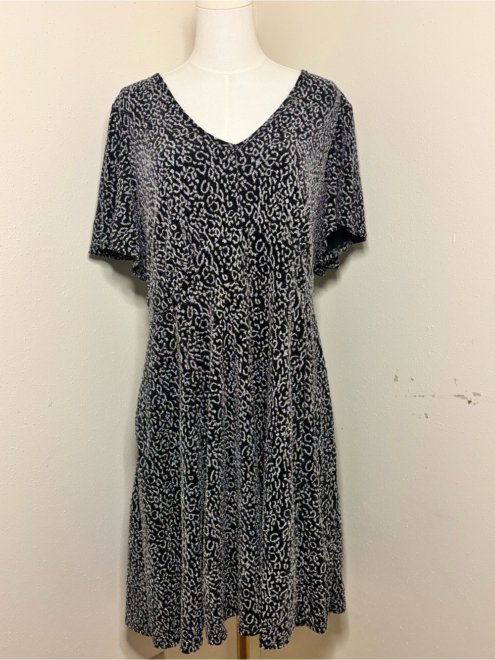 Torrid Women's Black & Silver Metallic V-Neck Short Sleeve Leopard Dress 2x